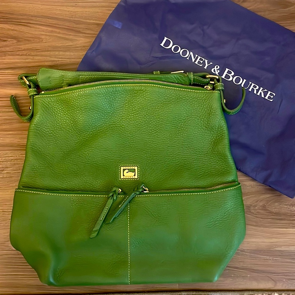 Lightly used green Dooney and Bourke Purse. Don’t miss out on this summer purse!